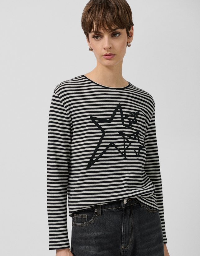 Long-sleeved T-shirt with gray stripes and stars