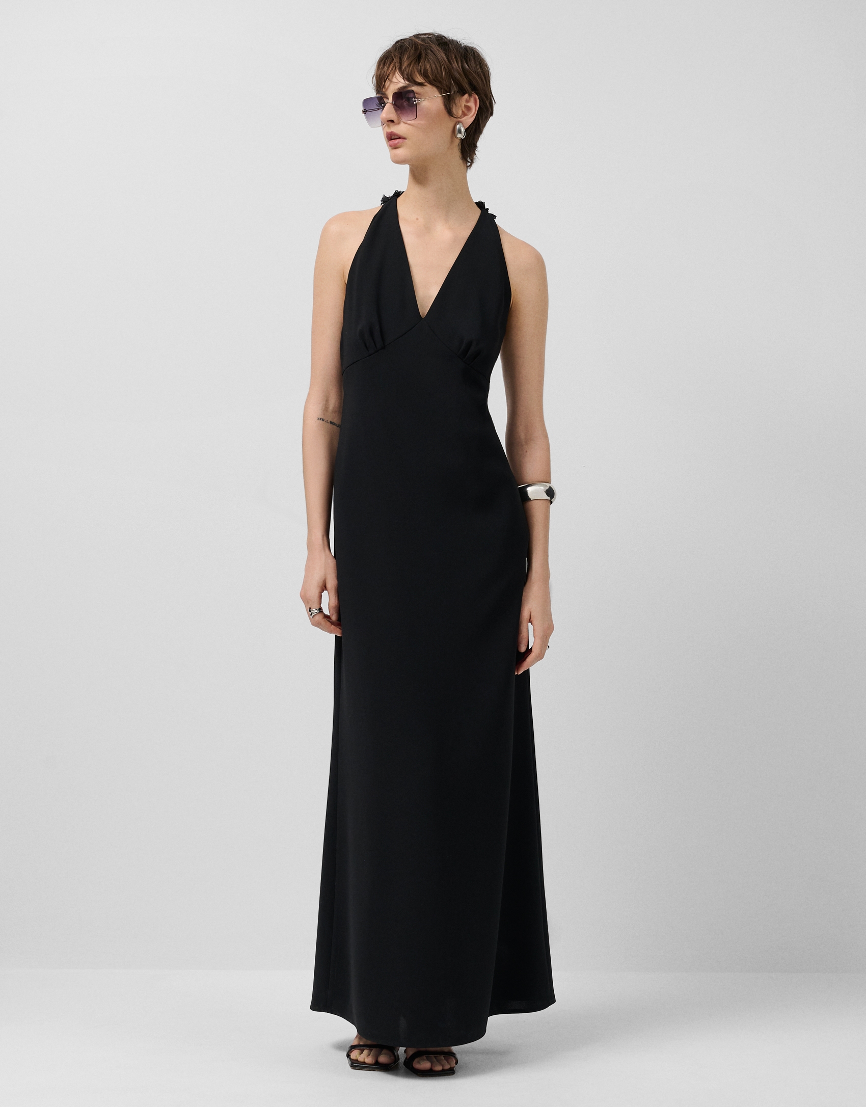 Vestido escote halter crep&eacute; negro