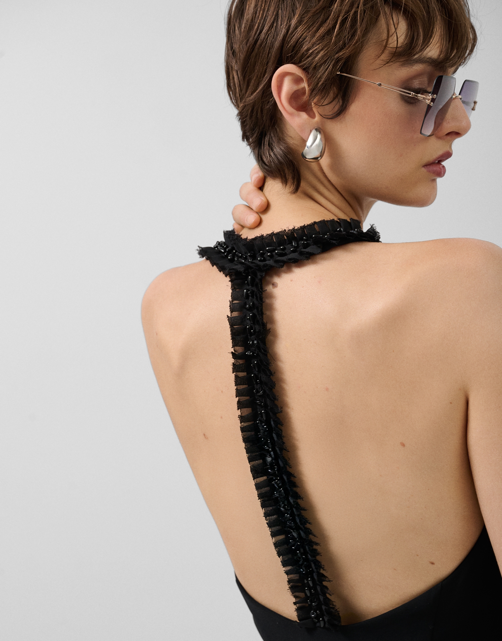 Vestido escote halter crepé negro