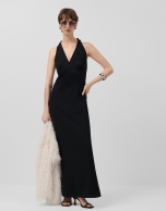Vestido escote halter crepé negro