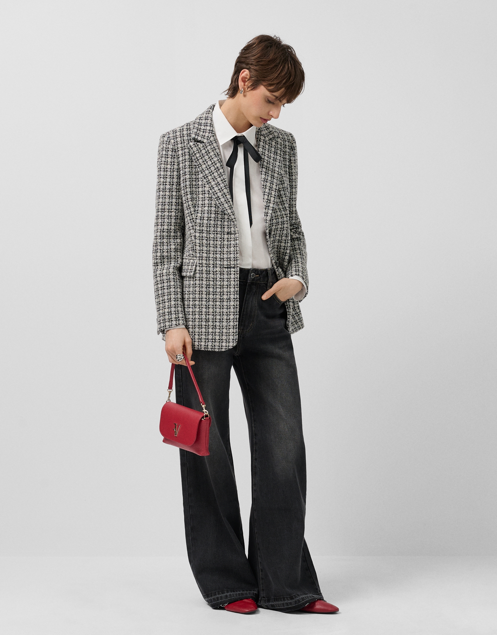 Chaqueta corta tweed blanco y negro hilos dorados