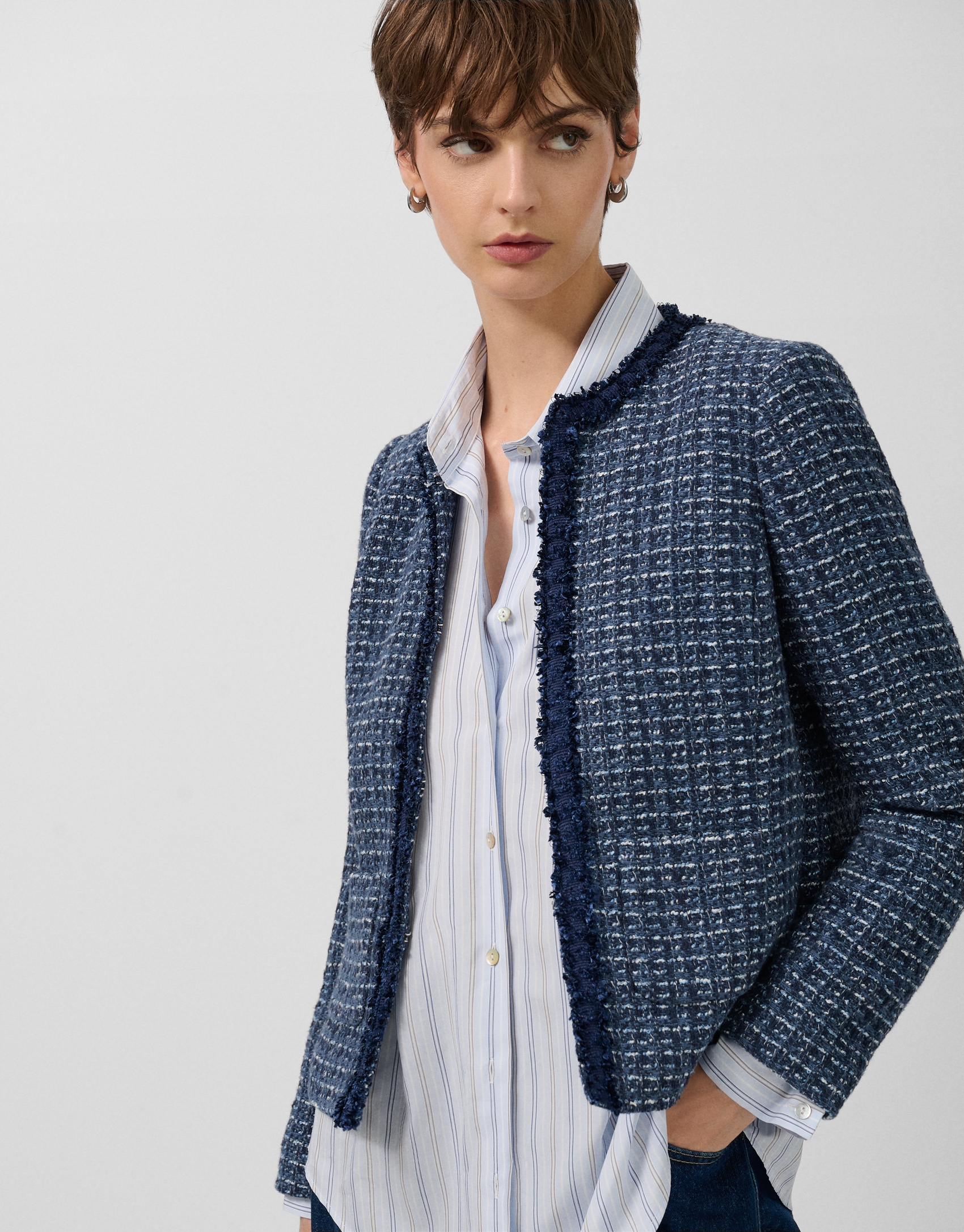 Short blue jacket with trimmings on the front