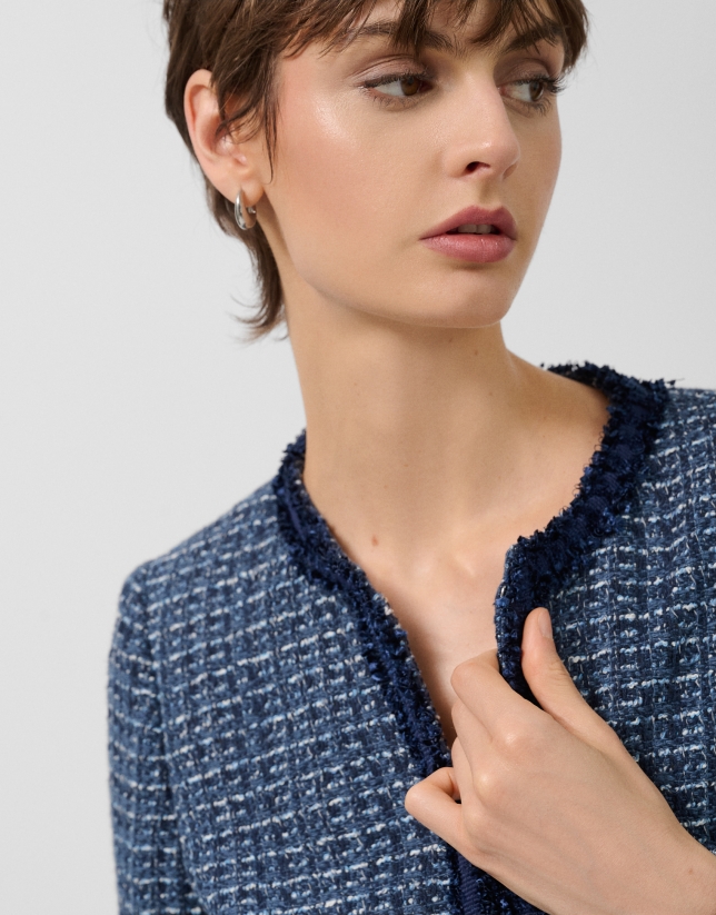 Chaqueta corta azul con pasamanería en delantero