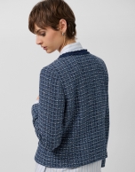 Chaqueta corta azul con pasamanería en delantero