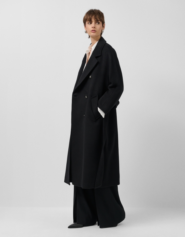 Long double-breasted coat in black cloth.