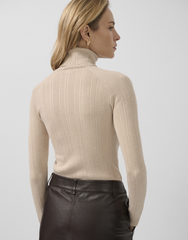 Jersey cuello subido canalé irregular beige