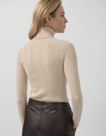 Jersey cuello subido canalé irregular beige