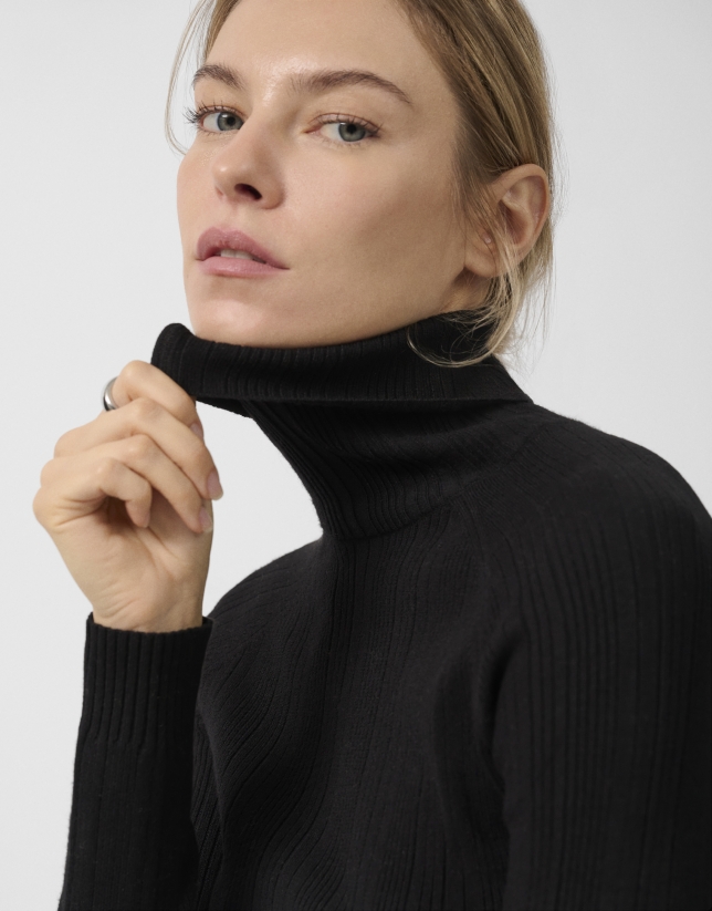 Jersey cuello subido canalé irregular negro