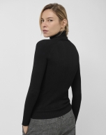 Jersey cuello subido canalé irregular negro
