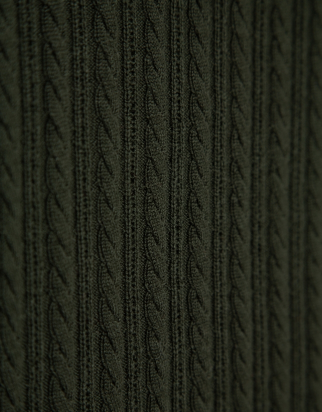 Long-sleeved green wool sweater with eights and lines