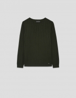 Long-sleeved green wool sweater with eights and lines