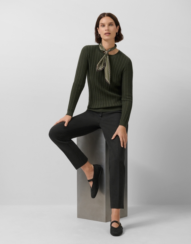 Long-sleeved green wool sweater with eights and lines