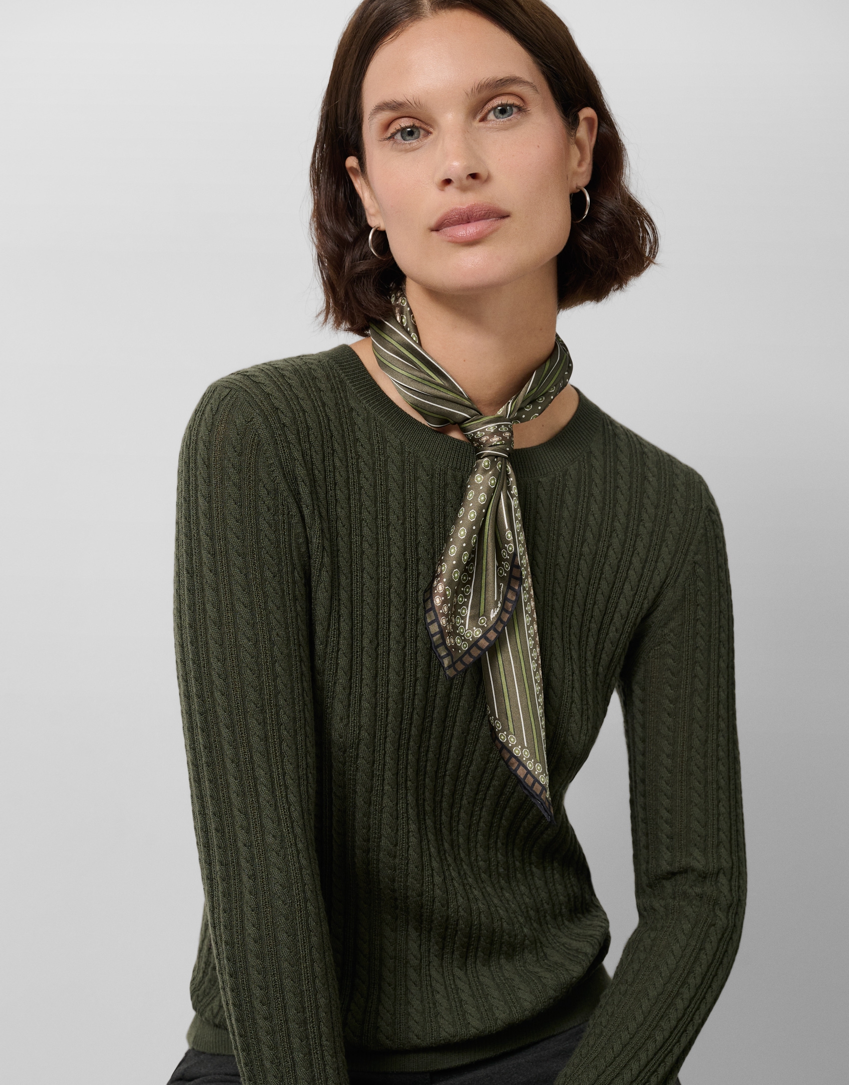 Long-sleeved green wool sweater with eights and lines