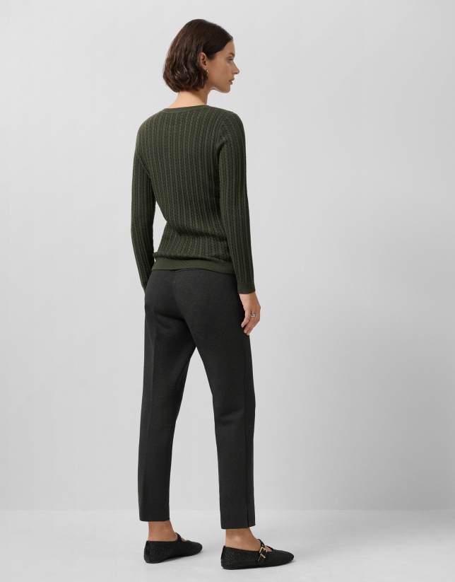 Long-sleeved green wool sweater with eights and lines