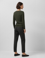 Long-sleeved green wool sweater with eights and lines