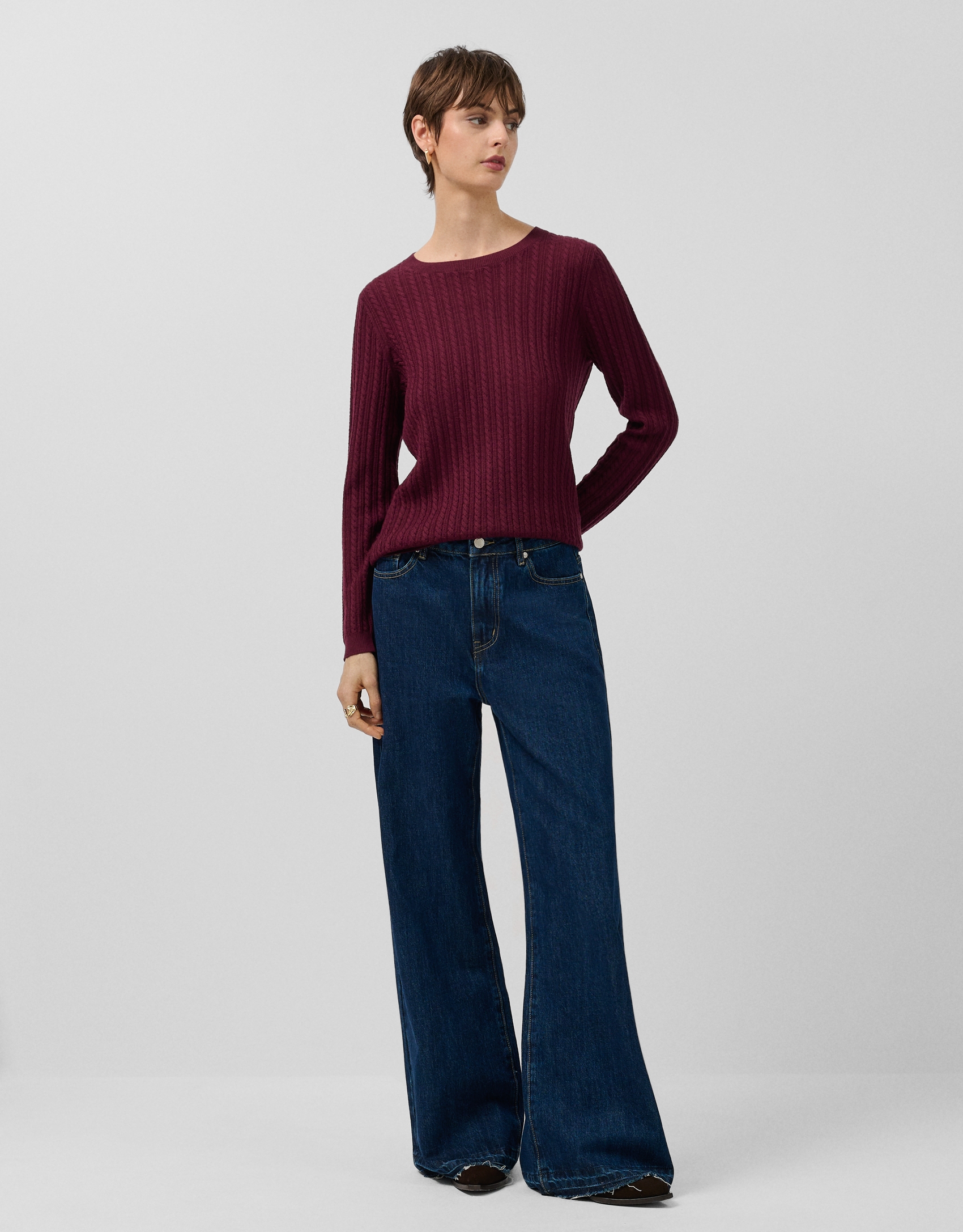 Long-sleeved burgundy wool sweater with eights and lines