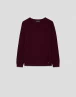 Long-sleeved burgundy wool sweater with eights and lines
