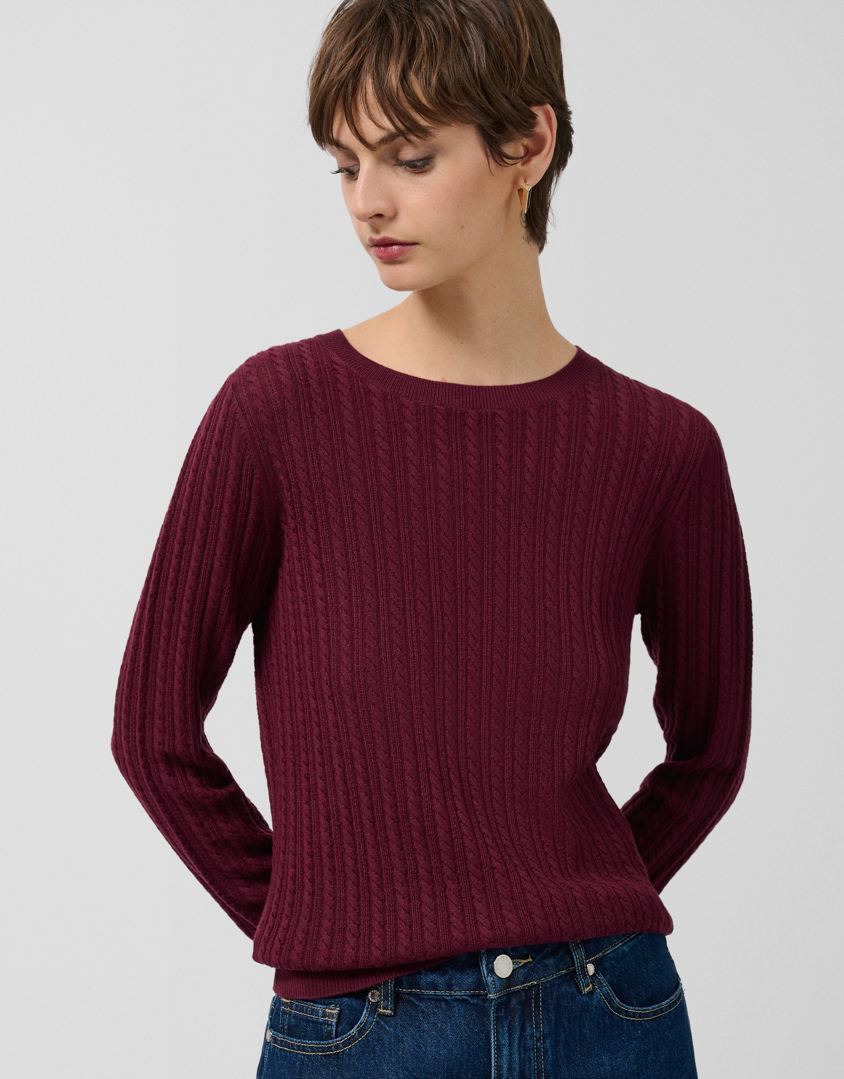 Long-sleeved burgundy wool sweater with eights and lines