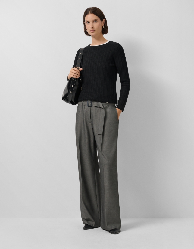 Long-sleeved grey wool sweater with eights and lines