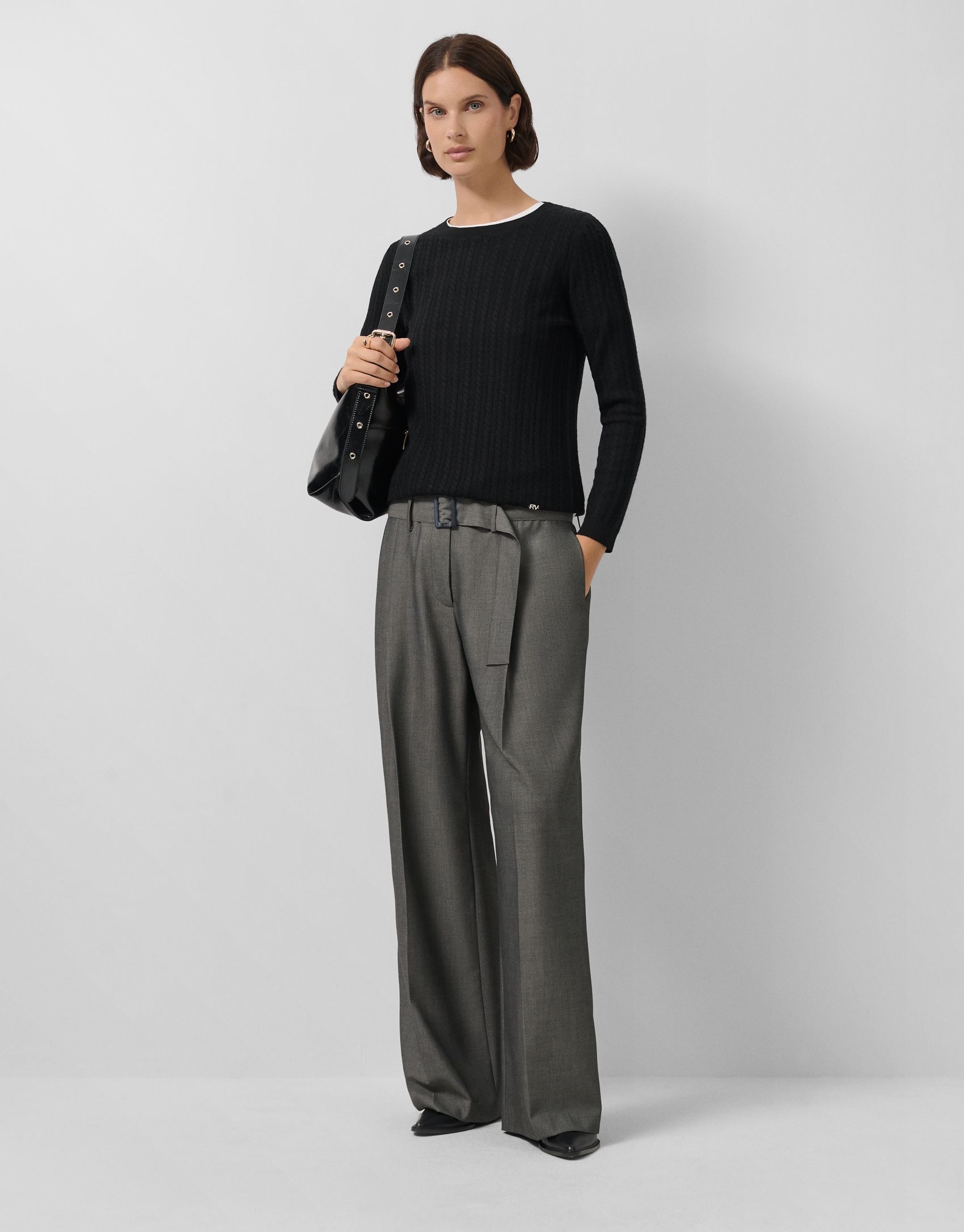 Long-sleeved grey wool sweater with eights and lines