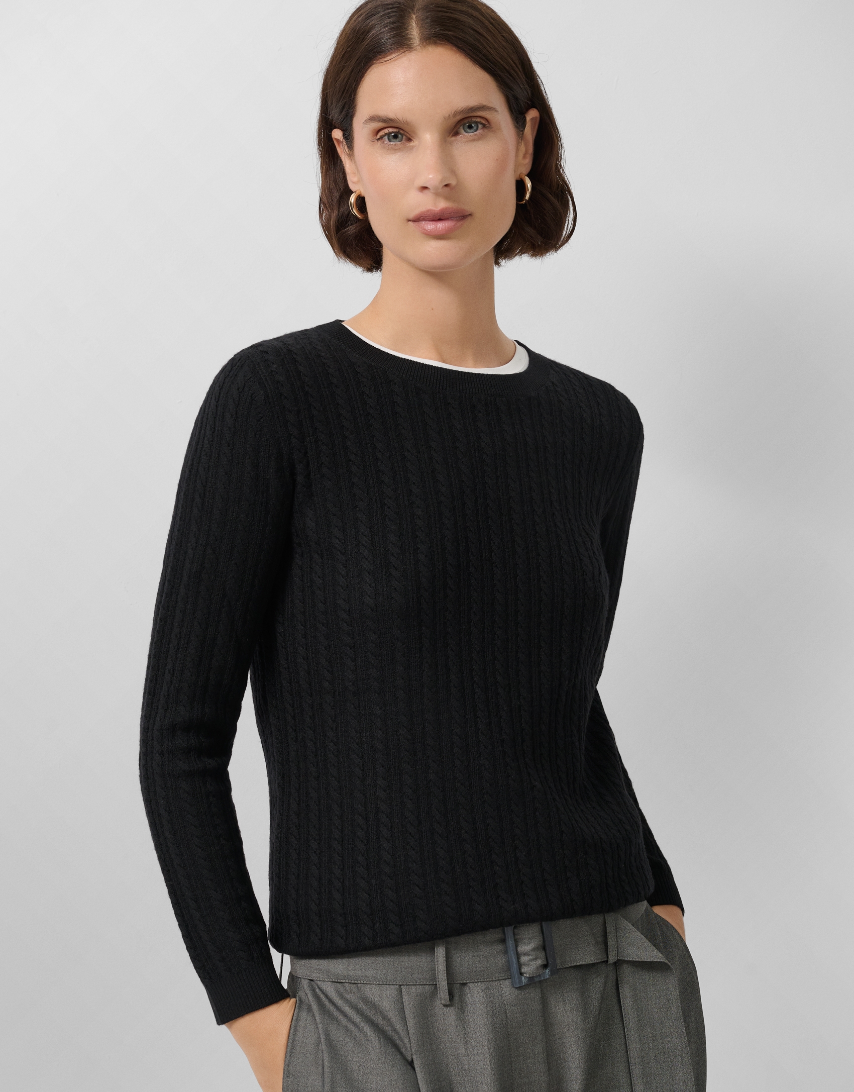 Long-sleeved grey wool sweater with eights and lines