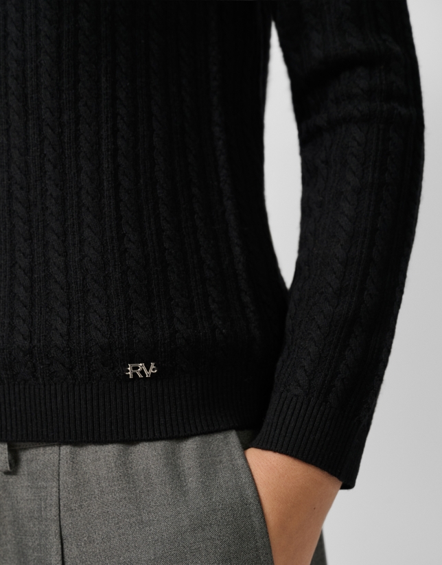 Long-sleeved grey wool sweater with eights and lines