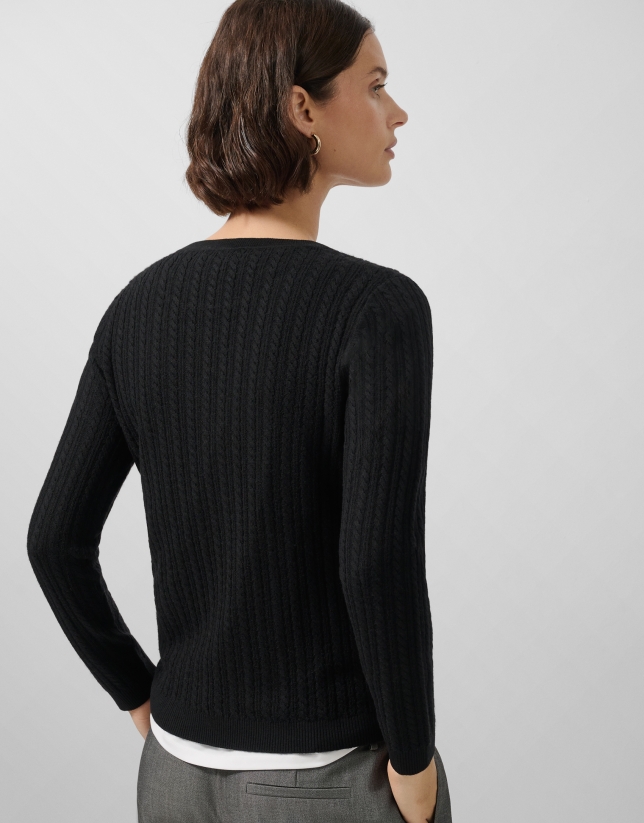Long-sleeved grey wool sweater with eights and lines