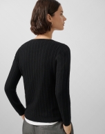 Long-sleeved grey wool sweater with eights and lines