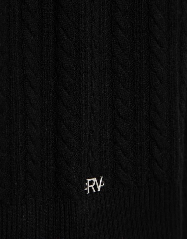 Long-sleeved grey wool sweater with eights and lines