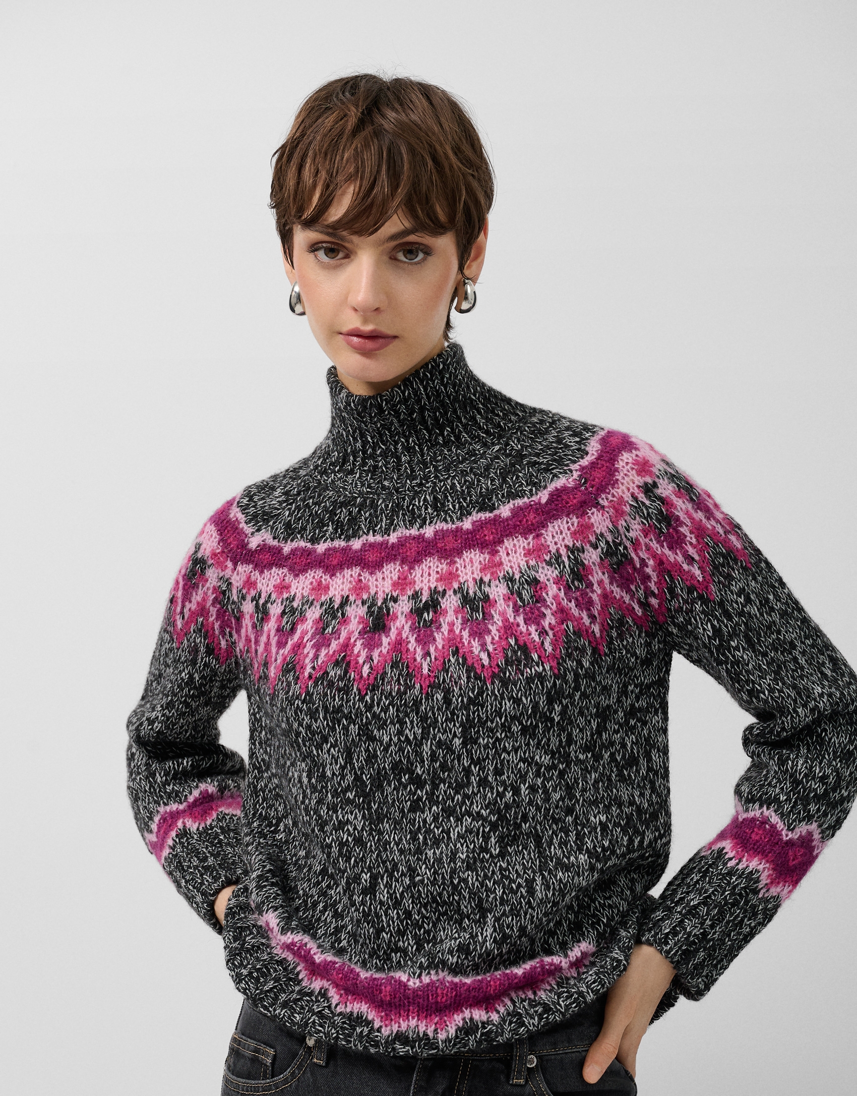 Jersey cuello subido gris con dise&ntilde;o alpino rosa