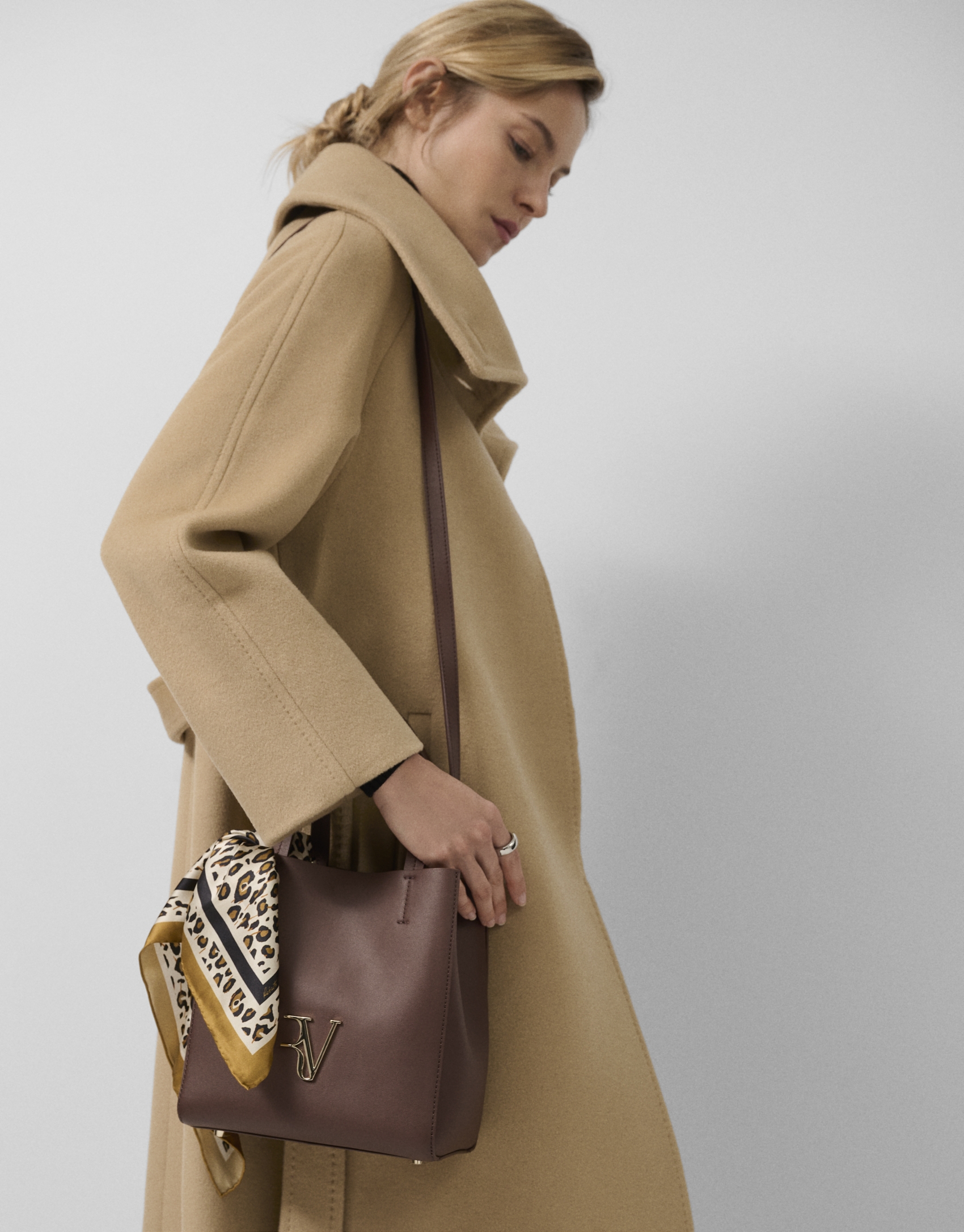 Bolso Bruna Tote Midi piel marr&oacute;n