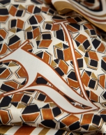 Pañuelo seda estampado geométrico marrón y cámel
