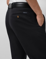 Pantalón chino tintado negro