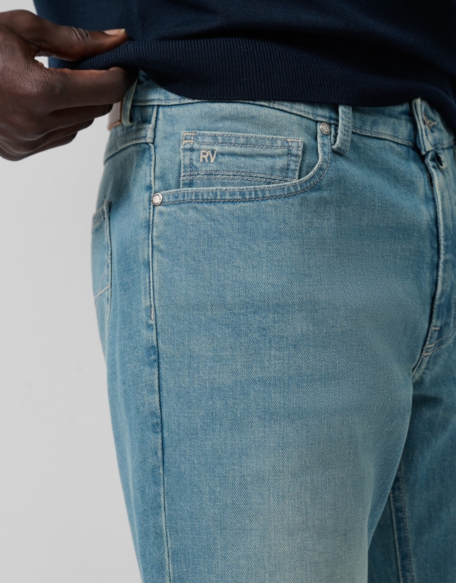 Pantalón denim hombre regular azul claro