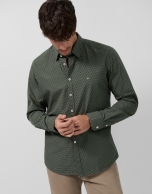 Camisa sport regular caqui estampado geométrico