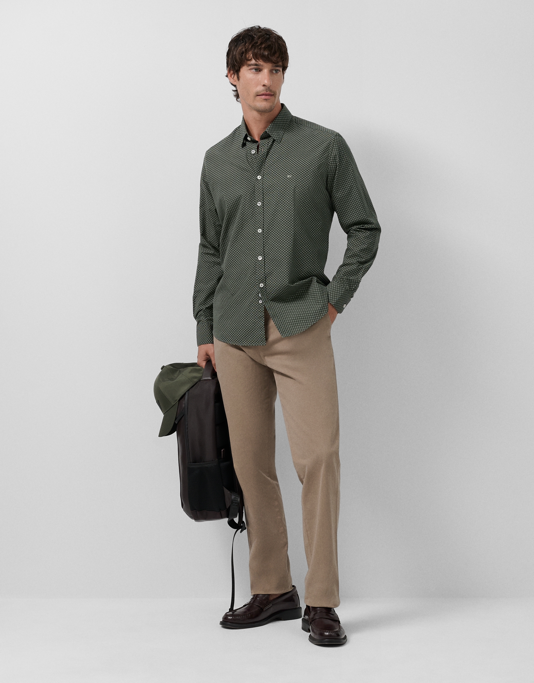 Camisa sport regular caqui estampado geométrico