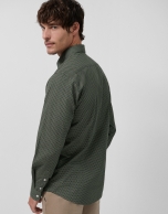 Camisa sport regular caqui estampado geométrico
