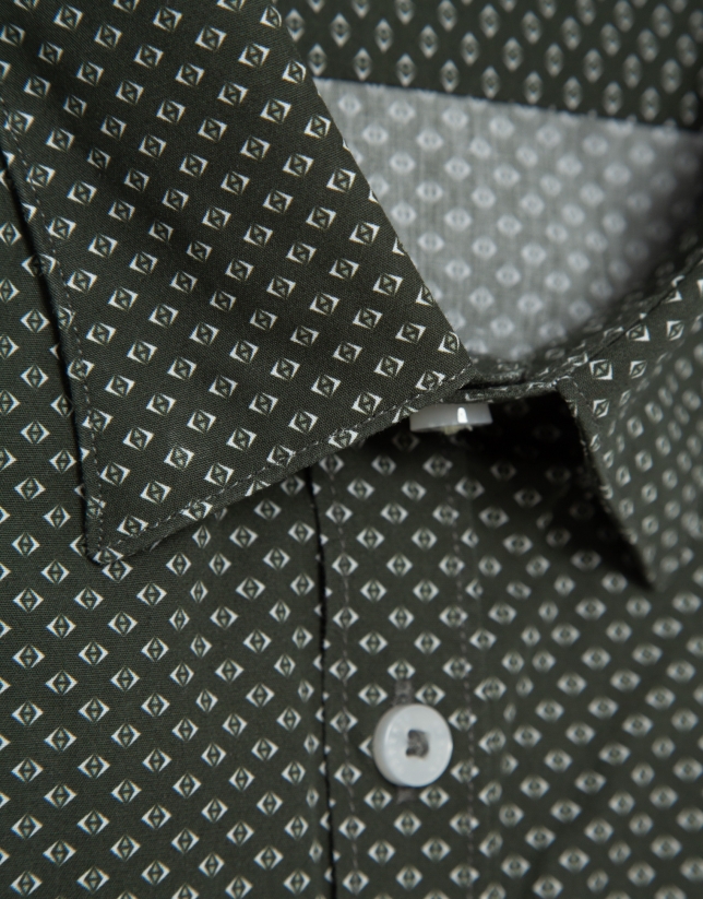 Camisa sport regular caqui estampado geométrico