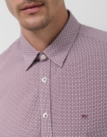Camisa sport slim ciruela estampado geométrico