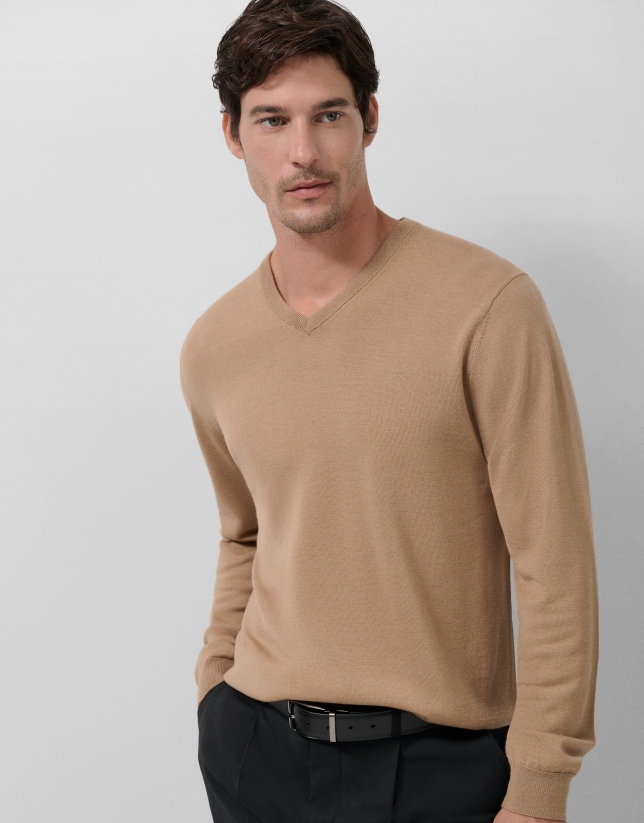 Jersey cuello pico color camel