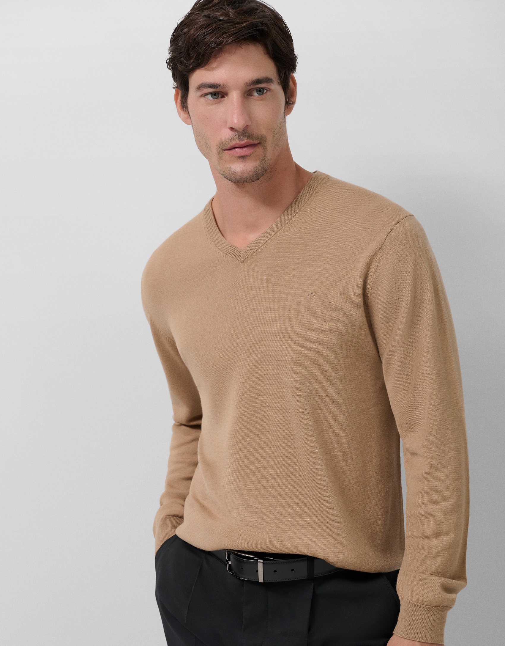 Jersey cuello pico color camel