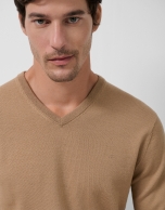 Jersey cuello pico color camel