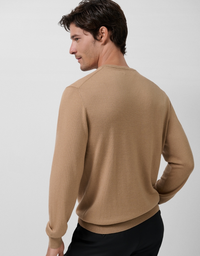 Jersey cuello pico color camel