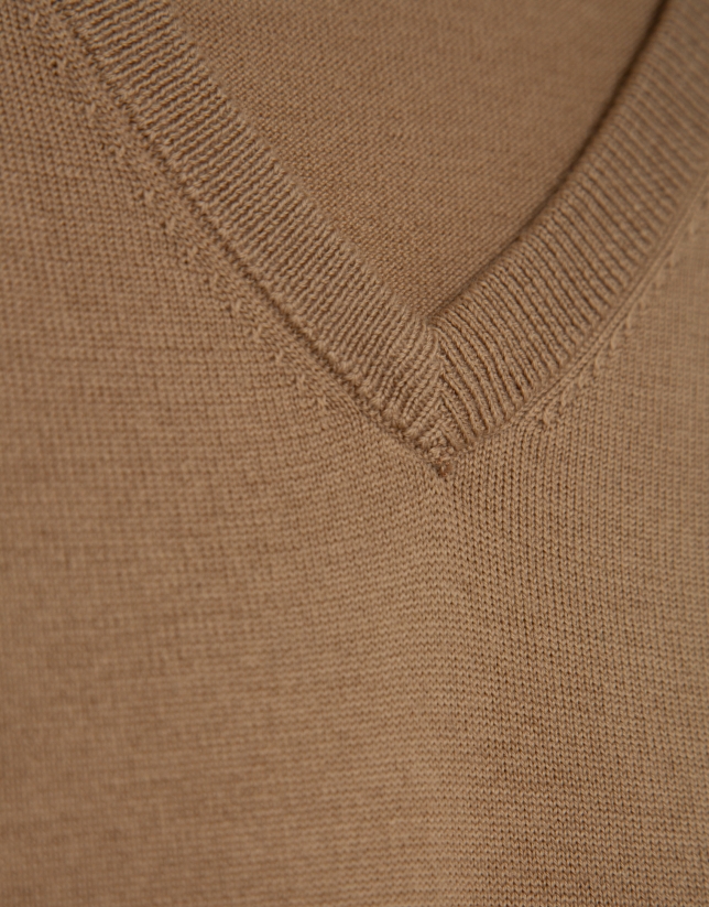 Jersey cuello pico color camel