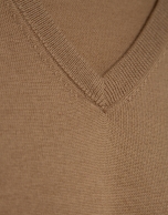 Jersey cuello pico color camel