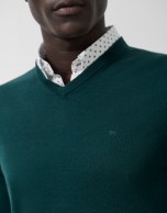 Jersey cuello pico color verde oscuro