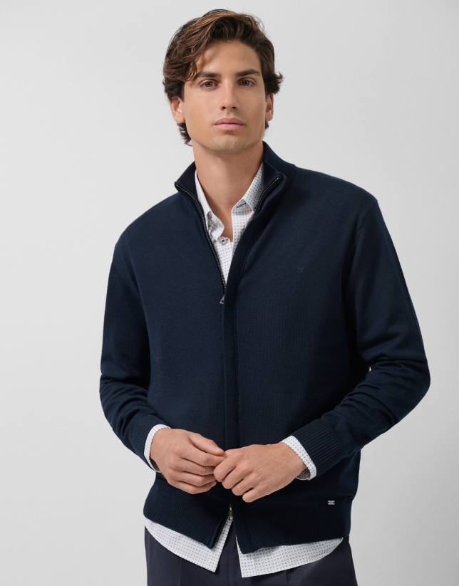 Chaqueta cremallera lisa cuello alto color marino