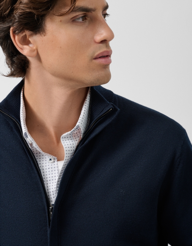 Chaqueta cremallera lisa cuello alto color marino