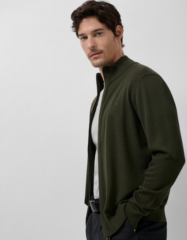 Chaqueta cremallera lisa color caqui