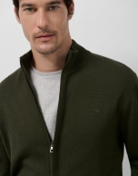 Chaqueta cremallera lisa color caqui